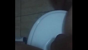 Abspielen Sinnlicher und aufregender xxx auf der Toilette