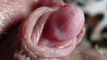 play Milf mostra ao vivo como ela esfrega a buceta e geme