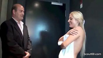 play Blonde met orale extensies lul van een rijke kale man