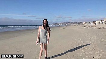 Abspielen Die Strandschlampe hat Oralsex und xxx im Auto