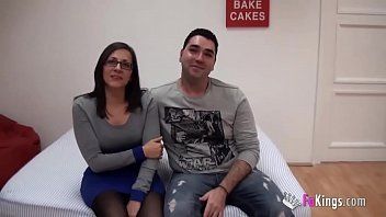 Abspielen Rumänische Partner, die nach Spanien gereist sind, führen Video-Chats
