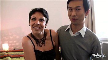play Reife Schlampe Nina bekommt Schwanz von drei Asiaten