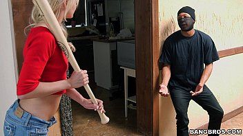 play He enters a thief over a blonde and pulls it all in his hand