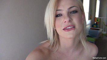 play Die Blondine mit den festen Titten reibt sich im Videochat die Muschi