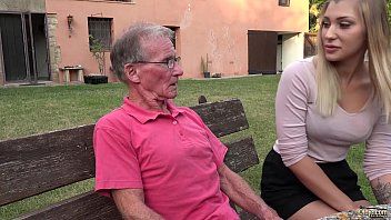 Reproduzir Buceta despida fazendo sexo com uma jovem de 80 anos