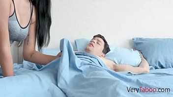 play Sie hat einen haarigen Schwanz und eine brünette Schlampe leckt ihren Hardcore, wie sie es liebt