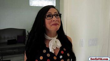 تشغيل اخترقت امرأة سمراء جبهة مورو في كس مشعر