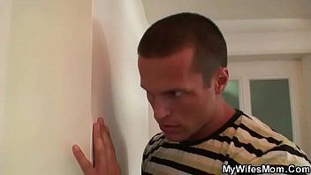 تشغيل مندهشة لأنها التدليك لها كس عارية