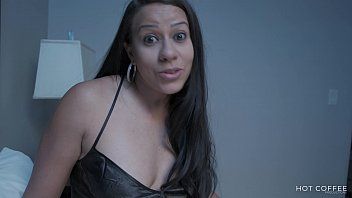 play Une milf espagnole pénétrée par son demi-frère fixé dans son cul
