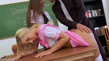 play deux étudiants panaram font xxx sur la chaise avec un professeur doué