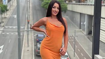 Play Passionate brunette who loved to show her big ass shape live on the net