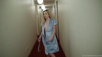 Reproduzir Pornhub bianca o cheiro de xxx sexy no quarto do hotel