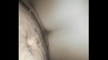 Jouer Chatte adolescente pénétrée durement par un homme avec un gros pénis