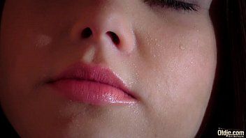 تشغيل انها تستمني هذا الرجل الفاسقة مع كس اصطناعي
