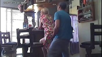 تشغيل الإباحية في الحانة مع هذه الكلبة التي لا تستطيع الحصول على ما يكفي من xxx