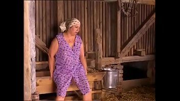 play لا يستطيع الطفل الأكبر سنا التحرك وممارسة الجنس في الاسطبل