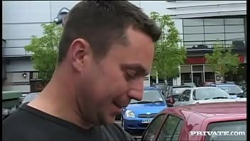 play Er spannt alle Muskeln seines Körpers an, wenn er Sex mit ihr macht