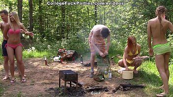play Wiosenny seks w naturze na grillu Mam seks grupowy w naturze