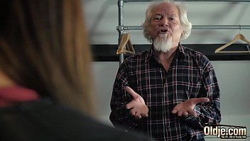 play Sexy Brünette von einem alten Mann von 65 Jahren eingedrungen