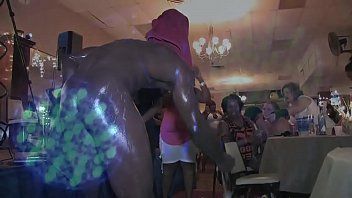 play Party xnxx cu negrii ce baga pula incet in pizdulice femeilor din club