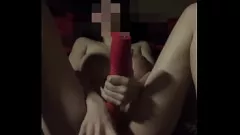 play Petite Latina GF gicle avec un jouet sexuel pendant que les voisins sont à la maison