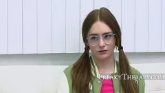 play Sesión de terapia de trío tabú con la adolescente flaca Reese Robbins