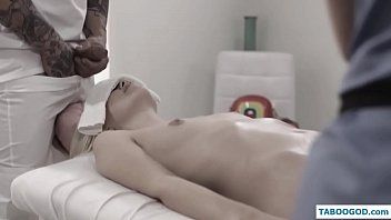 play Piolhos de massagem com um tarado que puxa o pau para fora e o puxa para dentro da boca