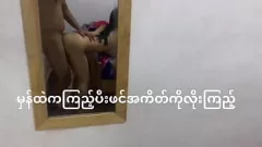 play Sessão íntima de foda no espelho do casal de estudantes de Mianmar