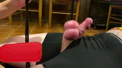 play Dominante Femme Fatale Azize Tarot pune pau pequeno em sessão de Ballbusting