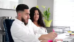 play Ma demi-soeur latina Gabriela Lopez ne peut pas résister à ma bite pendant ses devoirs