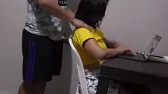 play Amiga da vizinhança me deixa usar o computador dela para fazer lição de casa e eu aproveito - massagem e sexo