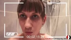 play جلسة بالإصبع رغوي صغيرتي في سن المراهقة في الحمام