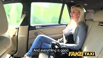 play Een blonde teef met grote tieten heeft seks in een nep taxi