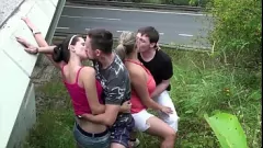 Abspielen Highway-Orgie: Die mollige Teenagerin Krystal Swift mit großen Titten bei einem extremen öffentlichen Sex-Vierer