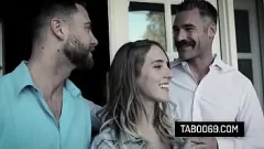 Jouer Teen Nympho Cadence Lux dans un plan à trois inoubliable