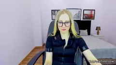 Riproduci Euro bionda in occhiali espone piccole tette su webcam