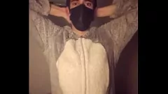 play Divertimento bdsm con giovane schiavo in pijama e clip di metallo sui capezzoli