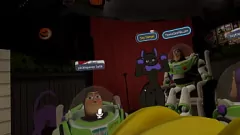 play فروي الطنانة Lightyear Goes Wild: Toys و Trougasms على خشبة المسرح