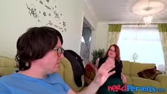 play Gata britânica com figura curvilínea enganada na grande sessão de porno de pau
