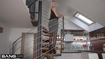 play Une strip-teaseuse sexy fait l'amour pour de l'argent avec un client viril