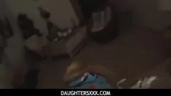 play Stiefdad kann nicht widerstehen, dass die sexuelle Anziehungskraft von Casey Ballerinis jugendlicher Stieftochter Casey Ballerinis