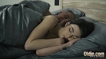 play Alina se réveille avec un vieil homme à côté d'elle dans son lit en écartant les jambes pour baiser magnifiquement