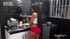 Afspelen Petite brunette tiener wordt hard geneukt door Big Dick Neighbor tijdens het koken
