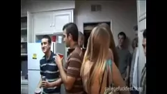 Reproduzir Petite morena adolescente fica selvagem na orgia da festa da fraternidade