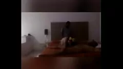Jouer La femme serrée se fait baiser dans un trio chaud
