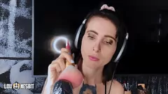 Jouer ASMR Sissy allemand avec Femdom Lou Nesbit et Lia Louise