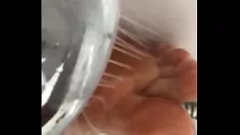 Riproduci Ragazza ungherese si bagna e si sporca sotto la doccia con feticcio di nylon