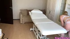 Reproducir SugarNadya en lencería de encaje se burla de su coño mojado y su culo apretado, lista para dominarte en esta escena de dominación femenina caliente