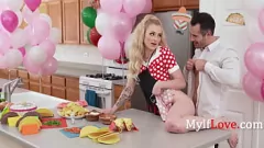 Odtwórz Blond mamuśka gwiazda porno prowadzi gorący program kulinarny z akcją analną i jedzeniem