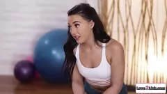 Redă Instructorul de yoga curbat își face păsărica minune linsă și stropită de o lesbiană fierbinte